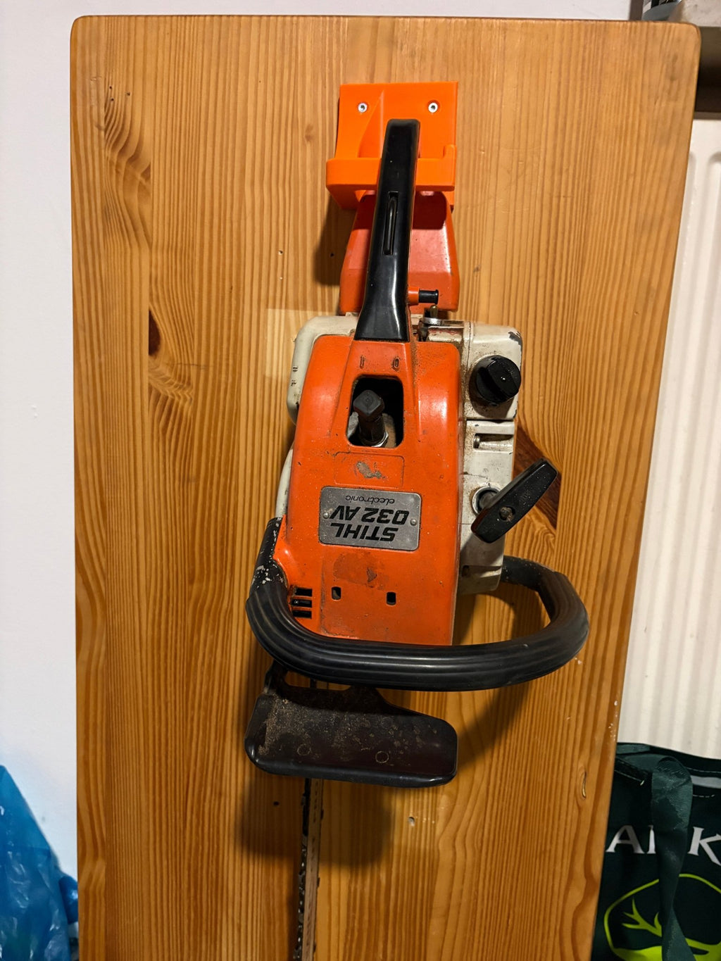 Wandhalter für Motorsäge & Heckenschere – stabile & platzsparende Aufbewahrung - Handmade-Factory