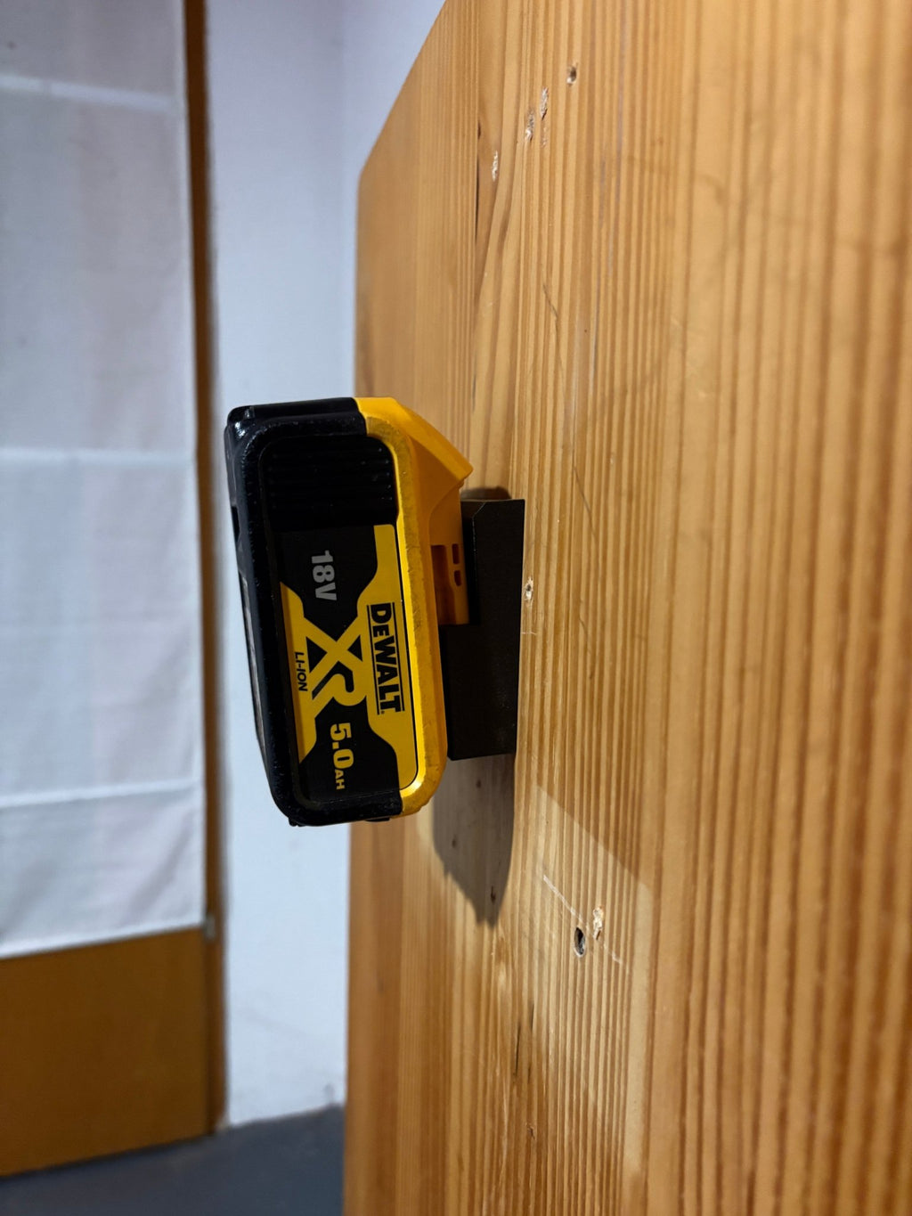 Wandhalter für DeWALT XR Akkus – sicher, platzsparend & griffbereit - Handmade - Factory