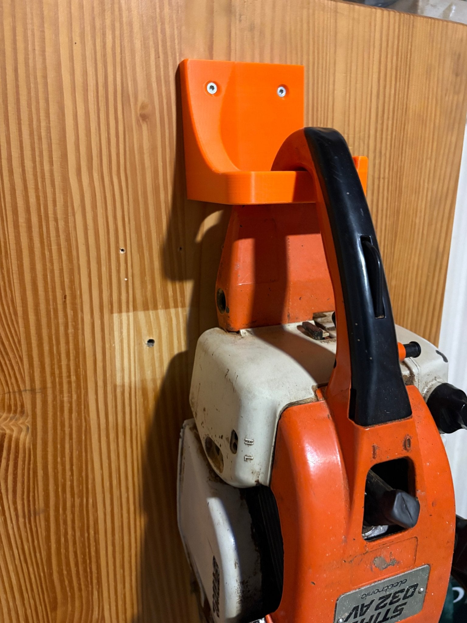Stabiler Wandhalter für Motorsäge & Heckenschere – Handmade-Factory