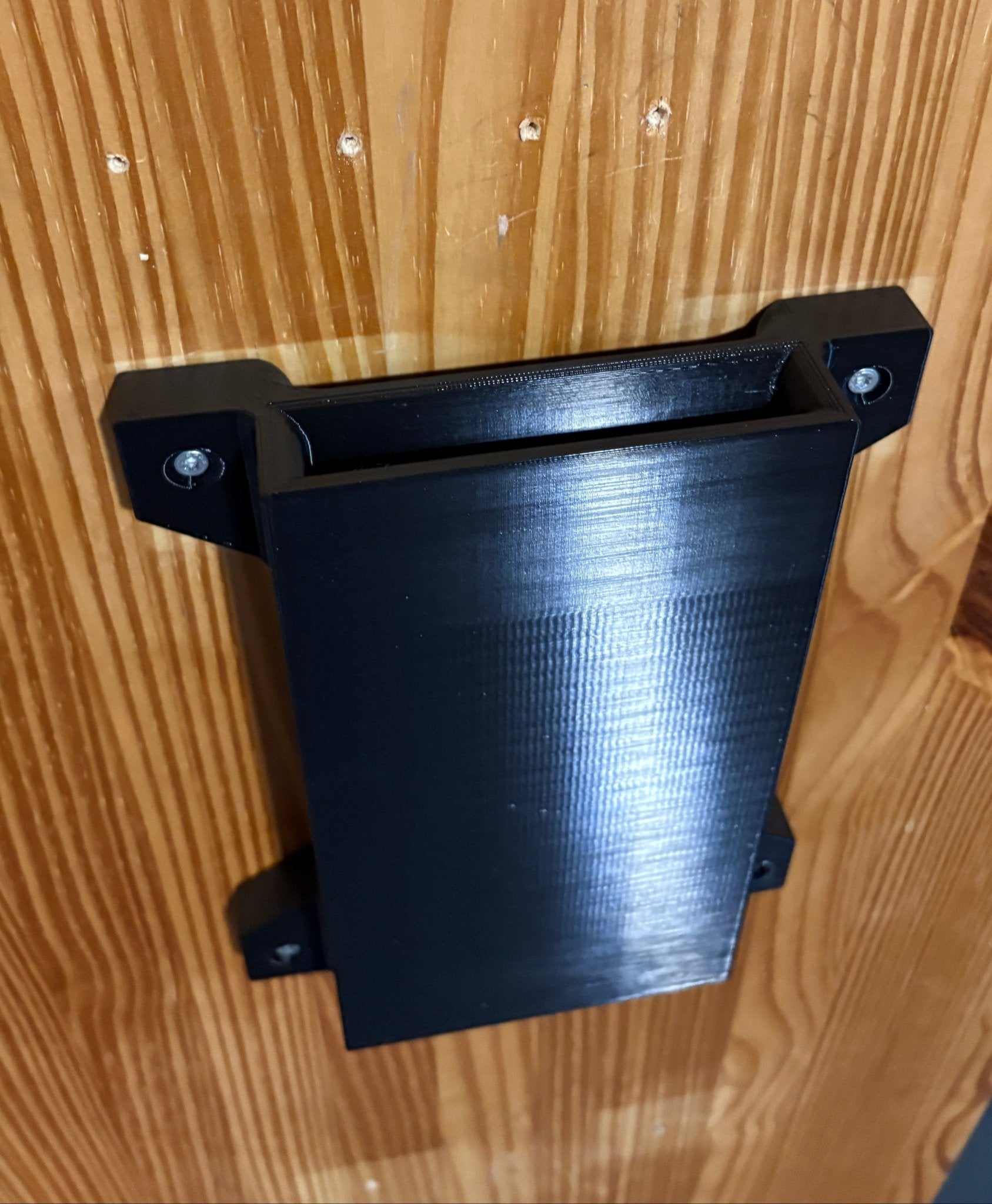 Wandhalter für Motorsägen – robust & platzsparend - Handmade - Factory