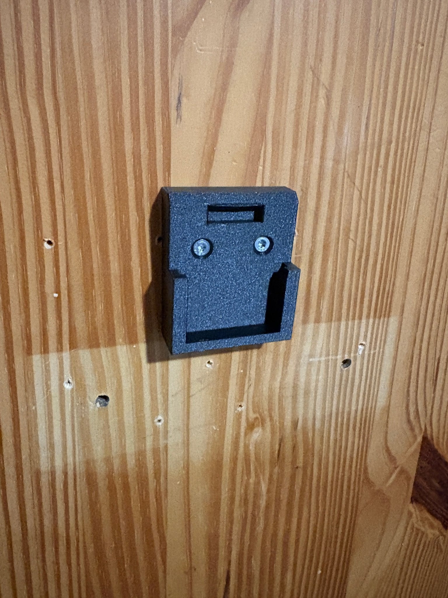 Wandhalter für DeWALT XR Akkus – sicher, platzsparend & griffbereit - Handmade - Factory