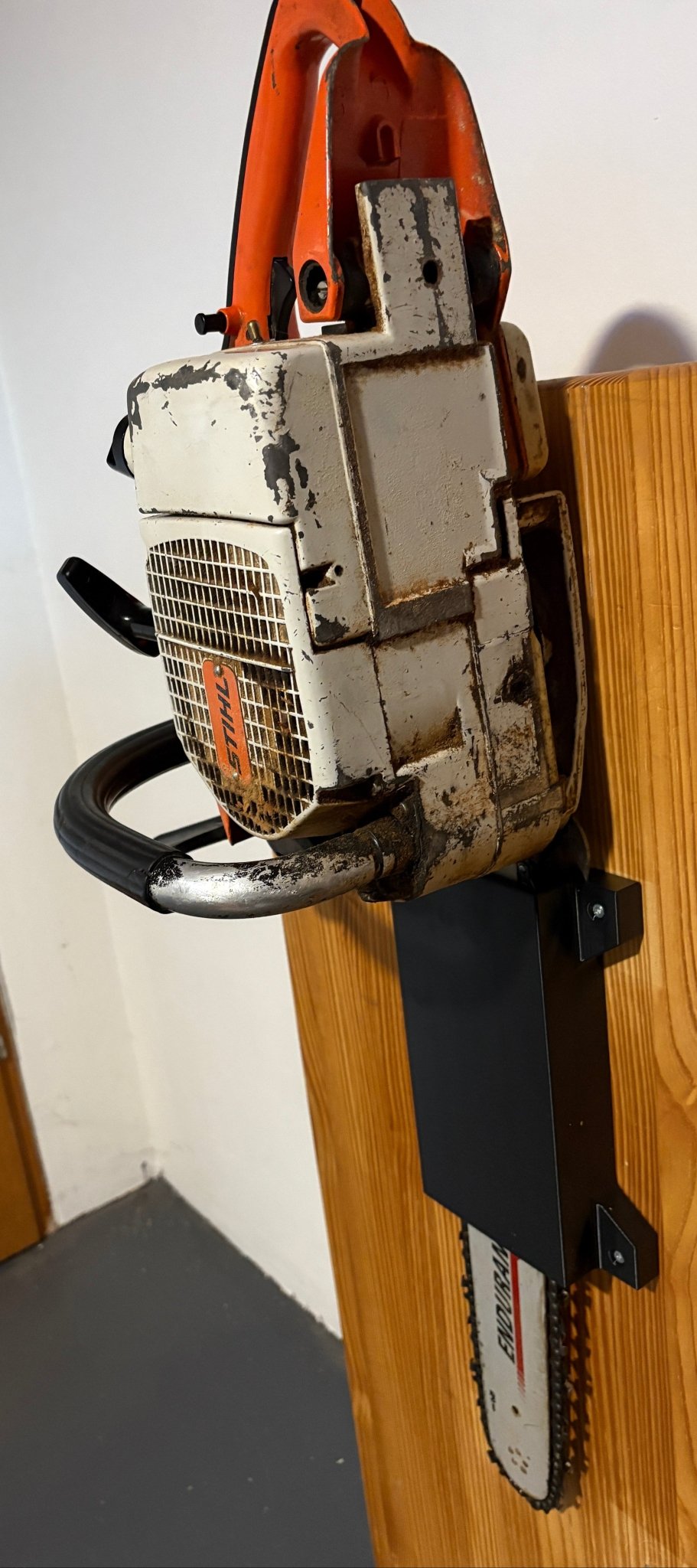 Wandhalter für Motorsägen – robust & platzsparend - Handmade - Factory