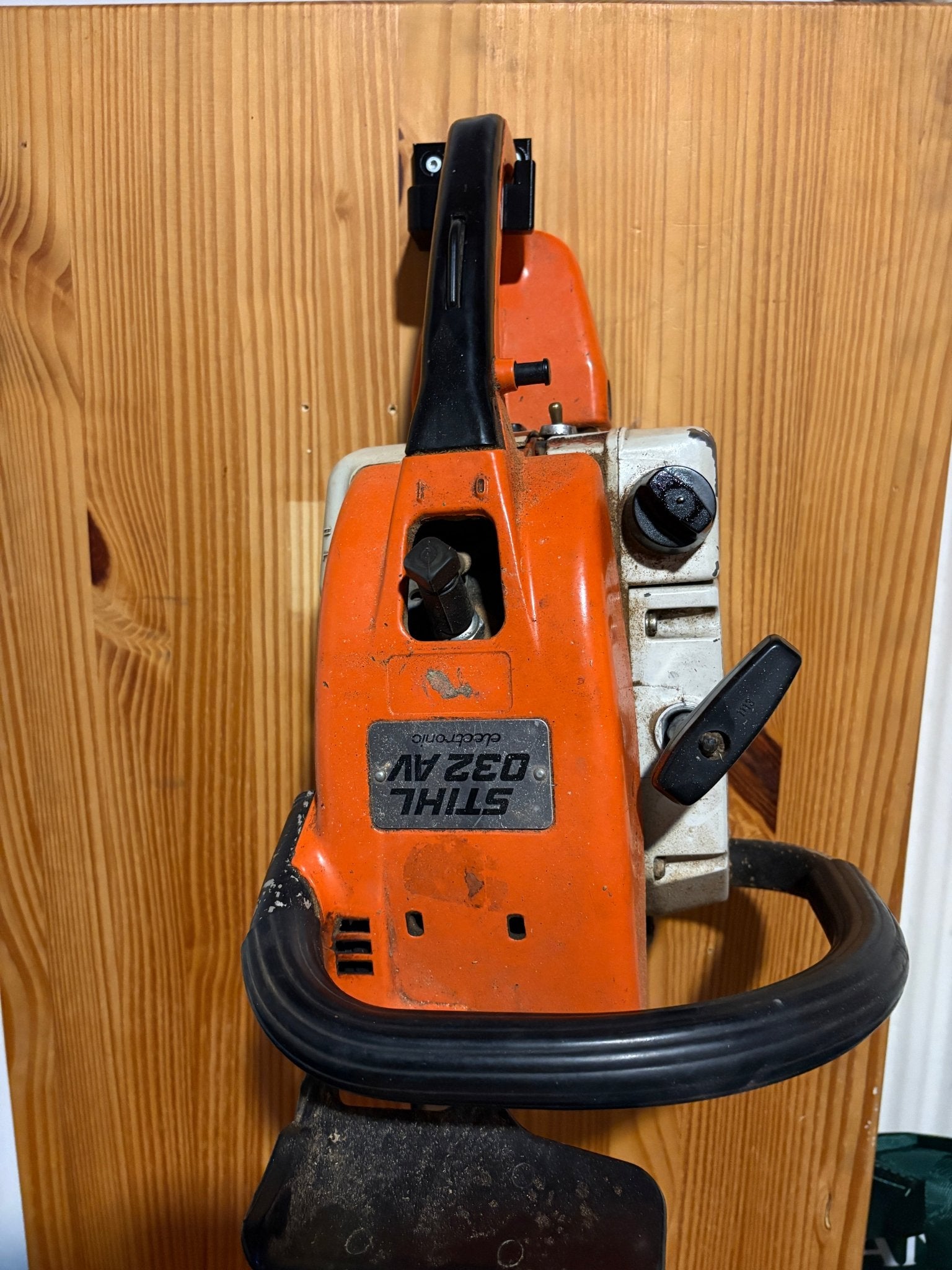 Stabiler Wandhalter für Motorsäge & Heckenschere – Handmade-Factory