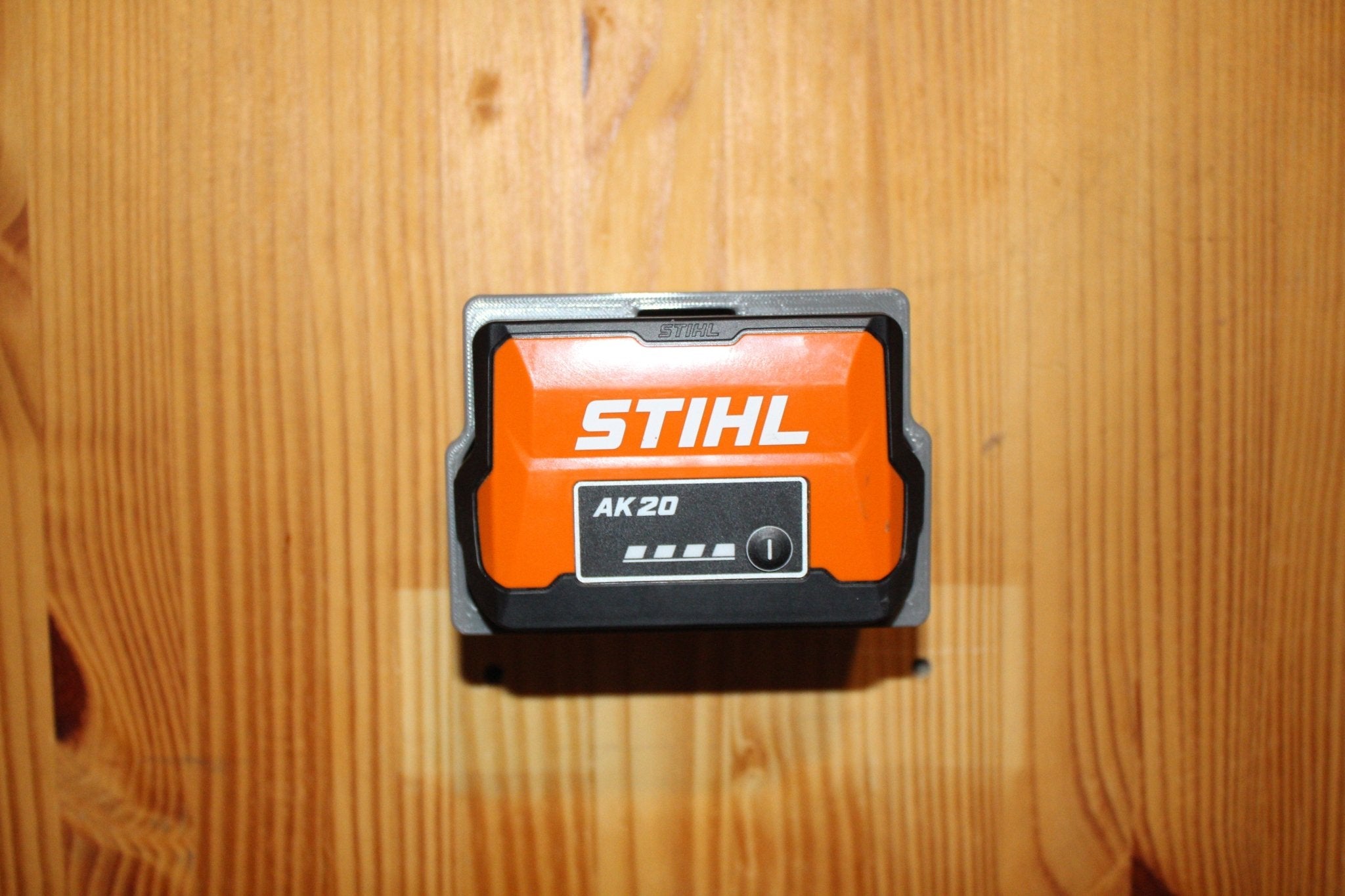 Wandhalter für STIHL AK Akkus – Ordnung & schneller Zugriff - Handmade - Factory