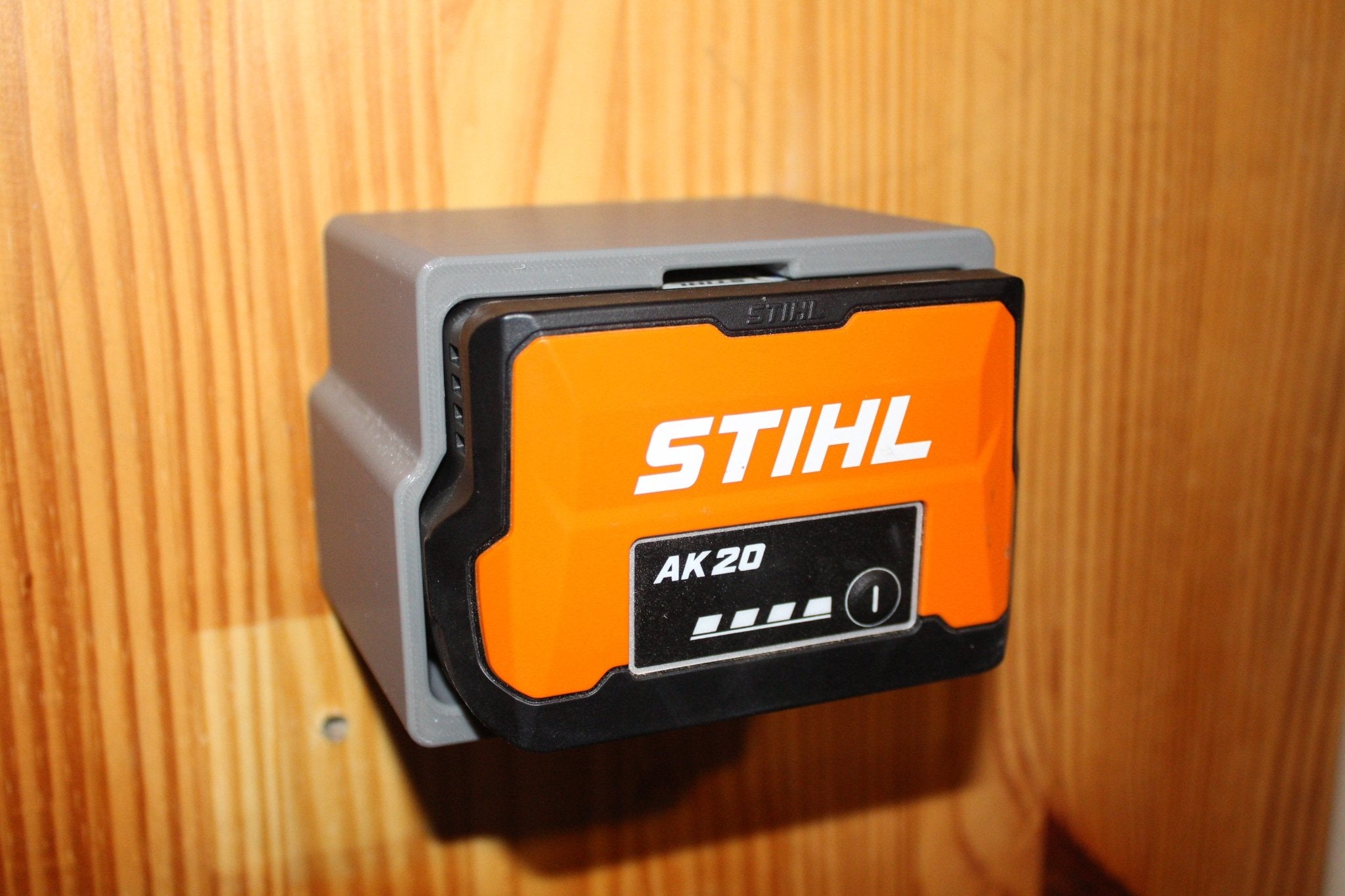 Wandhalter für STIHL AK Akkus – Ordnung & schneller Zugriff - Handmade - Factory