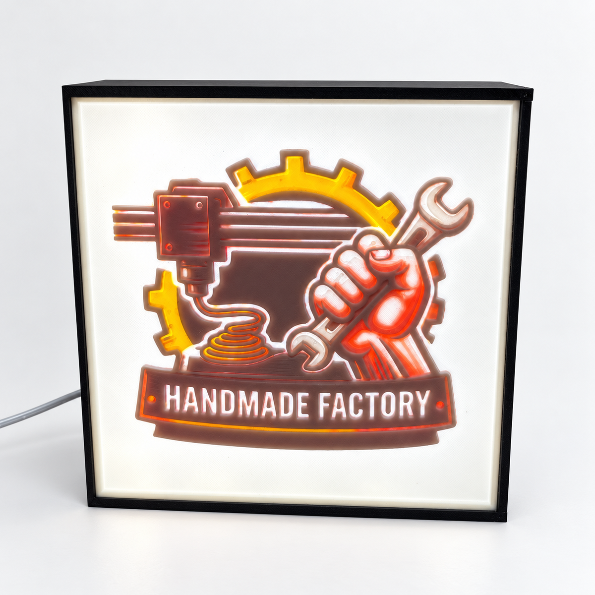 Personalisierte LED-Leuchtbox mit eigenem Logo oder Motiv vor hellem Hintergrund